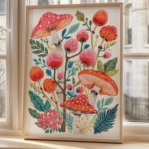 Könnte beinhalten: Ein gerahmter Kunstdruck mit einer skurrilen Illustration verschiedener Pilze in Rot-, Orange- und Weißtönen. Das Kunstwerk enthält detaillierte botanische Elemente wie Blätter und Beeren, vor einem hellen Hintergrund. Der Rahmen ist hellholzfarben.
