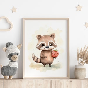 Decoración de pared para habitación infantil | Acuarela de un mapache adorable | Póster de un animal feliz con fresa | Ilustración infantil de arte mural con imagen divertida de un animal