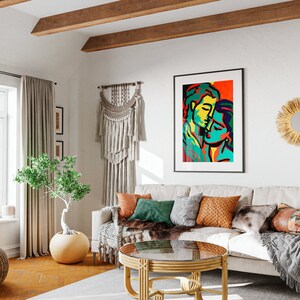 K&ouml;nnte beinhalten: Ein Wohnzimmer mit einem beigen Sofa, einem Couchtisch, einer Topfpflanze und einem gerahmten abstrakten Gem&auml;lde von zwei Personen. Der Raum hat einen Boho-Stil mit einem Makramee-Wandbehang, einem gewebten Teppich und einem Korbstuhl.