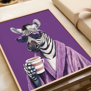 Lustiges Tierposter für Büro & Küche | Witzige Wandkunst | Kaffee Poster Lila | Moderne Tier Deko | Ästhetische Kunst für Zuhause Kunstdruck