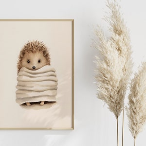 Divertido póster de baño con erizo en estilo acuarela. Arte de pared encantador para baño de invitados | Decoración de baños infantiles | Póster con motivos animales para el baño.
