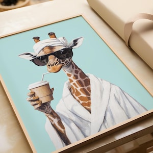 Giraffe mit Bademantel Poster | Humorvolle Kunst | Witzige Wanddeko | Kaffee Küche | Geschenkideen | Wellness Deko Badezimmer | Kaffeeliebe