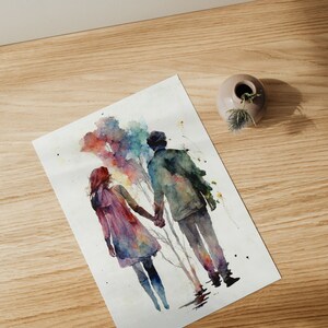以下が含まれることがあります： 水彩画で描かれた、手をつないで歩くカップル。二人の後ろには、カラフルな木々が背景に描かれている。