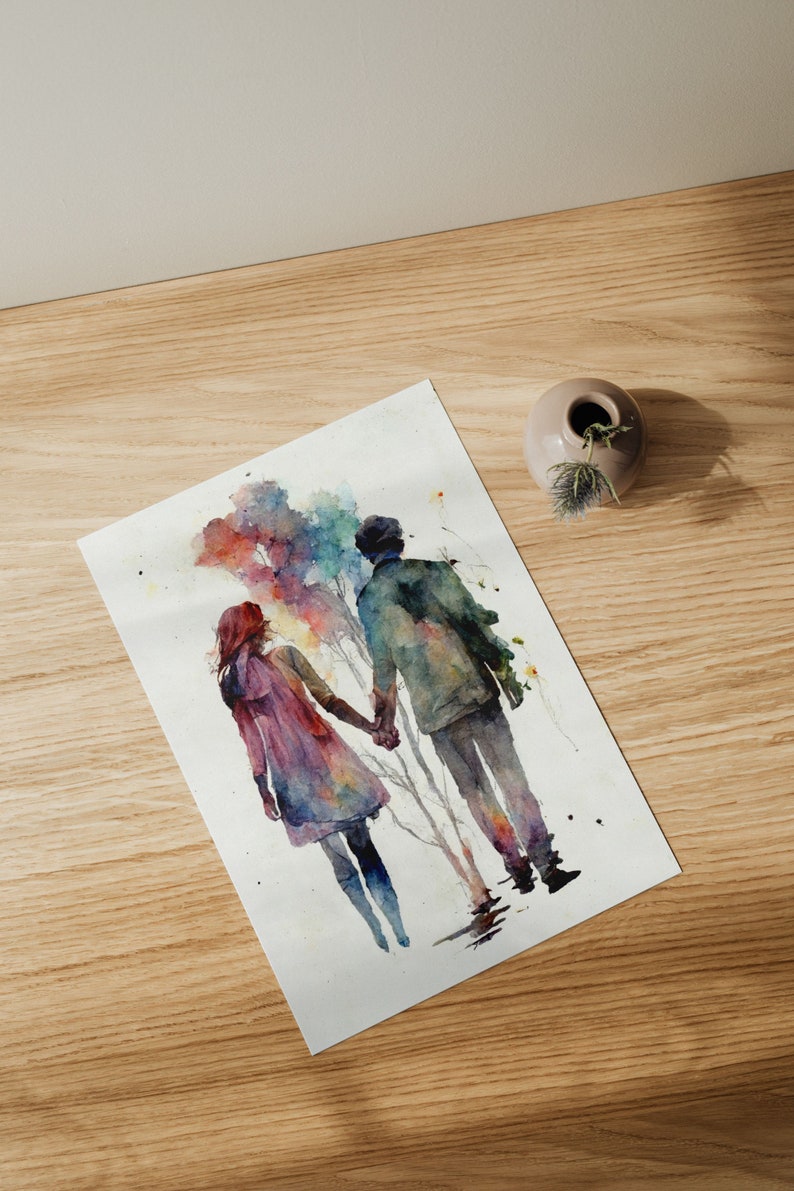 以下が含まれることがあります： 水彩画で描かれた、手をつないで歩くカップル。二人の後ろには、カラフルな木々が背景に描かれている。