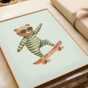 Poster divertente per la decorazione del corridoio | Skateboard con orso vintage | Poster retrò con animali verde e marrone | Illustrazione giocosa | Graziosa decorazione da parete per il soggiorno
