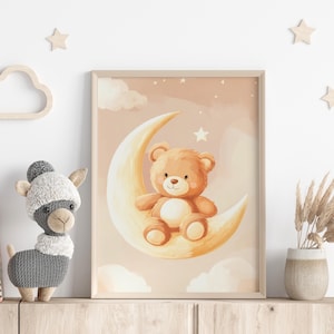Kinderzimmer Deko niedlich | Teddy Bär auf Mond Babyzimmer | Pastell Wolken Traum Poster | Sanfte Illustration Junge Mädchen Geschenk Bild