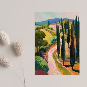 Puede incluir: Una pintura de un camino sinuoso que lleva a una colina hasta una casa rosa con un techo verde. El camino est&aacute; bordeado de altos cipreses verde oscuro. El fondo es un cielo azul con una cordillera en la distancia.