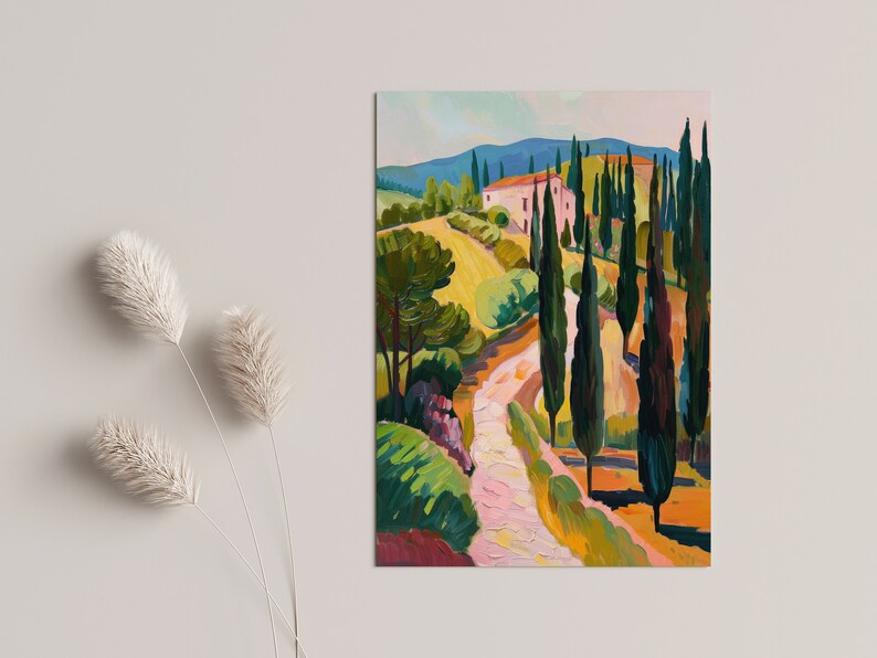 Puede incluir: Una pintura de un camino sinuoso que lleva a una colina hasta una casa rosa con un techo verde. El camino est&aacute; bordeado de altos cipreses verde oscuro. El fondo es un cielo azul con una cordillera en la distancia.