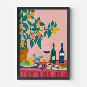 Peut inclure: Impression d'art encadrée représentant une nature morte avec un citronnier en pot, des bouteilles de vin, un verre de vin rouge et une assiette de nourriture. Le fond est rose et la table est recouverte d'une nappe rouge.