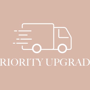 Könnte beinhalten: Weiße Umrisse eines Lieferwagens mit einem Geschwindigkeitseffekt, die Worte "PRIORITY UPGRADE" befinden sich unter dem LKW.