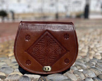 Moroccan Minimalist Leather Crossbody Bag – Handcrafted Embossed Leather Purse – Elegant Boho Chic Shoulder Bag – Vintage Artisan Style
