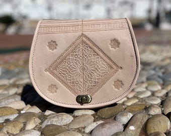 Moroccan Minimalist Leather Crossbody Bag – Handcrafted Embossed Leather Purse – Elegant Beige Artisan Shoulder Bag – Boho Chic Style