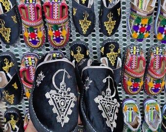 Black Moroccan Babouche Slippers – Handmade Leather Shoes with Amazigh Symbol – Traditional Artisan Footwear for Men & Women