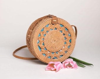 Ronde rotan tas met schelpversiering – handgemaakte boho-crossbodytas – Marokkaanse stroportemonnee – zomerstrandtas – Bali Ata-stijl