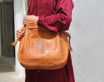Moroccan Handcrafted Leather Crossbody Bag – Large Boho Artisan Bag – Embossed Berber Shoulder Bag – Vintage Travel Bag