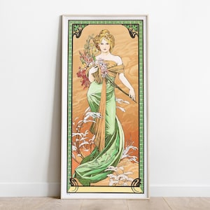 Peut inclure: Une affiche vintage Art nouveau représentant une femme en robe verte fluide tenant un bouquet de fleurs. L'arrière-plan est d'un orange et d'un jaune doux avec une bordure décorative.