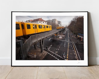 Foto do metrô de Berlim, trem elevado, decoração de parede com arte sobre transporte público.