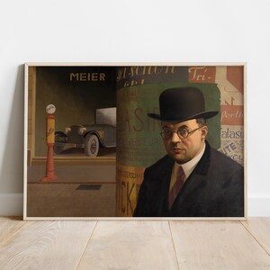 Puede incluir: Una fotografía en blanco y negro de un hombre con un sombrero negro y traje. Está de pie frente a un edificio con un coche estacionado delante. El edificio tiene un cartel que dice "Meier" y "Al Schon Tri."