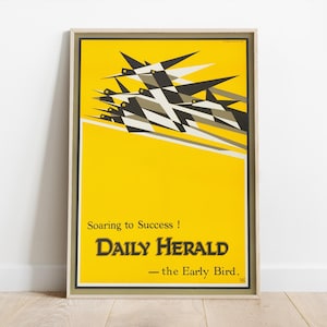 Op de afbeelding: Een vintage poster met een gele achtergrond en een zwart-witte illustratie van vogels die in formatie vliegen. De tekst luidt "Soaring to Success! Daily Herald - the Early Bird."