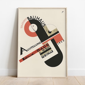 Puede incluir: Un póster en blanco y negro con formas geométricas y acentos rojos. El texto en el póster dice "Staatliches Bauhaus Ausstellung Eröffnung 15. Aug - 30. Sept 1923 Weimar".