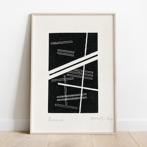 Könnte beinhalten: Schwarz-weißes abstraktes geometrisches Druckbild mit einer weißen Signatur, die "Moholy-Nagy" und "P.  Jacobsen" in den unteren Ecken lautet.