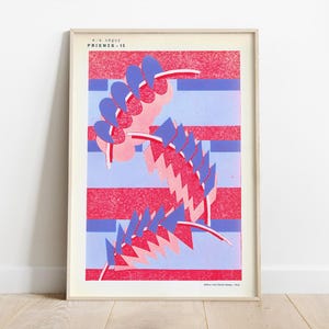 Könnte beinhalten: Ein gerahmter abstrakter Kunstdruck mit einem geometrischen Design in Rosa, Blau und Weiß. Der Druck trägt den Titel "Prismes - 15" und stammt von dem Künstler P.L. Seguy.