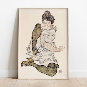 Può includere: Un disegno in bianco e nero di una donna con un vestito bianco e calze nere. È seduta con le gambe incrociate e le braccia distese. Il disegno è realizzato in uno stile stilizzato, quasi da cartone animato.