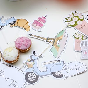 K&ouml;nnte beinhalten: Ein Set mit 10 druckbaren Partydekorationen mit Pariser Thema. Die Dekorationen beinhalten einen Kuchen, ein Croissant, einen Roller, einen Eiffelturm, einen Blumenstrau&szlig;, eine B&auml;ckerei und ein Schild mit der Aufschrift "Oui Oui".