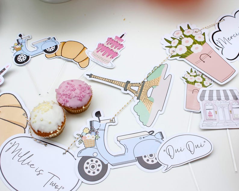 K&ouml;nnte beinhalten: Ein Set mit 10 druckbaren Partydekorationen mit Pariser Thema. Die Dekorationen beinhalten einen Kuchen, ein Croissant, einen Roller, einen Eiffelturm, einen Blumenstrau&szlig;, eine B&auml;ckerei und ein Schild mit der Aufschrift "Oui Oui".
