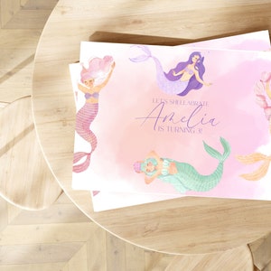 Puede incluir: Un conjunto de invitaciones de fiesta de color rosa y blanco con temática de sirenas con el texto "Let's Shell-abrate Amelia is turning 3!"