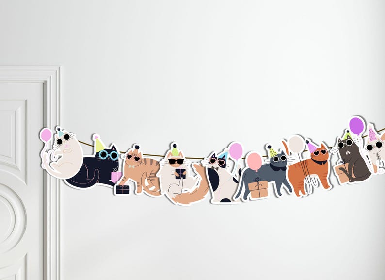 Pu&ograve; includere: Uno striscione per feste di gatti colorato con 10 gatti che indossano cappelli da festa e occhiali da sole. I gatti tengono regali e palloncini. Lo striscione &egrave; perfetto per una festa di compleanno o qualsiasi altra celebrazione.