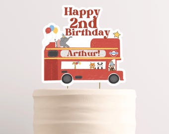 Puede incluir: Topper de pastel de autobús de dos pisos rojo con las palabras "Happy 2nd Birthday Arthur!" e ilustraciones de animales.