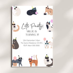 Pu&ograve; includere: Un invito bianco con un'illustrazione colorata di gatti che indossano cappelli da festa e occhiali da sole. Il testo sulla carta recita "Let's Pawty! Millie is turning 3!!" con i dettagli per la festa, tra cui data, ora, luogo e informazioni RSVP.