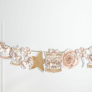 Puede incluir: Una guirnalda de banner con un tema de carrusel caprichoso. Cuenta con un caballo de balancín, un carrusel con caballos, una estrella, una rosa, globos y un caballo de carrusel. La guirnalda es perfecta para un baby shower o una fiesta de cumpleaños.