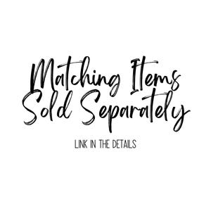 Pu&ograve; includere: Testo scritto a mano in bianco e nero che dice "Matching Items Sold Separately" con le parole "LINK IN THE DETAILS" sotto.