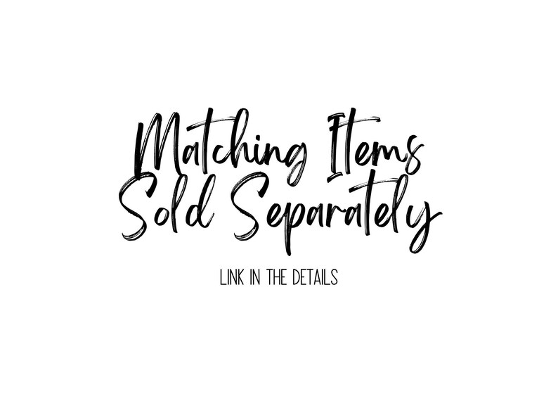Pu&ograve; includere: Testo scritto a mano in bianco e nero che dice "Matching Items Sold Separately" con le parole "LINK IN THE DETAILS" sotto.