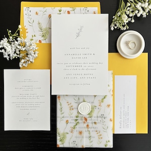 Juego completo de invitaciones de boda florales amarillas de lujo para bricolaje con un presupuesto limitado con sobre con forro y etiqueta, chaqueta de pergamino y sello de cera por 96 centavos/juego
