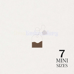 Puede incluir: Un diseño de bordado que muestra una bolsita de té con una sección inferior marrón y una etiqueta gris claro, conectadas por una línea discontinua. El texto 7 MINI SIZES está impreso en negro en la esquina inferior derecha sobre tela blanca.