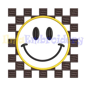 Puede incluir: Una cara sonriente amarilla con ojos negros y una boca está rodeada por un borde a cuadros marrón.