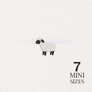 Op de afbeelding: Een borduurontwerp met een klein wit schaap met een zwart gezicht en zwarte poten. Het schaap is in profiel naar links afgebeeld. De tekst 7 MINI SIZES staat in het zwart gedrukt in de rechterbenedenhoek van de witte stoffen achtergrond.