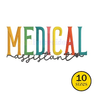 Può includere: Design ricamato colorato con le parole "MEDICAL assistant" in un carattere stravagante. La parola "MEDICAL" è in grassetto, singole lettere gialle, verdi, verde acqua, rosa, giallo, arancione e verde acqua. Un cuore nero è alla fine della parola "assistant". Un cerchio giallo con il testo "10 sizes" si trova nell'angolo in basso a destra.