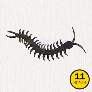 Puede incluir: Diseño de bordado de ciempiés negro. El diseño presenta un cuerpo segmentado detallado con numerosas patas y antenas. Un círculo amarillo con el texto "11 tamaños" está en la esquina inferior derecha. El diseño está sobre un fondo blanco.