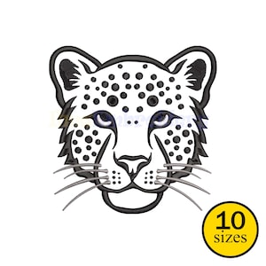 Op de afbeelding: Een zwart-wit geborduurd cheeta gezicht. De cheeta heeft zwarte vlekken, blauwe ogen en snorharen. Het ontwerp staat op een witte achtergrond. Een gele cirkel met de tekst "10 maten" staat rechtsonder.