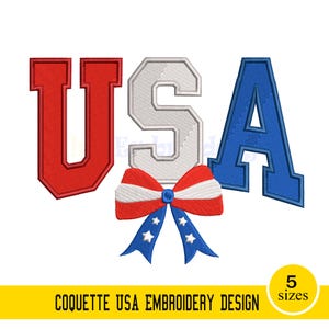 Puede incluir: Diseño bordado con las letras "USA" en rojo, blanco y azul. La "U" es roja, la "S" es blanca y la "A" es azul. Debajo de la "S" hay un lazo con rayas rojas, blancas y azules y cintas azules con estrellas blancas. El texto "COQUETTE USA EMBROIDERY DESIGN" está en la parte inferior.