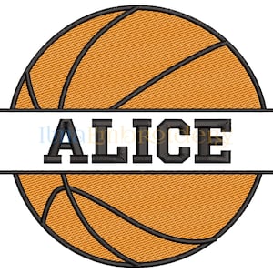 Könnte beinhalten: Ein orangefarbener Basketball mit schwarzen Nähten und einem weißen Banner in der Mitte mit dem Namen "Alice" in schwarzen Blockbuchstaben.