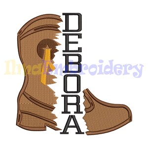 Puede incluir: Diseño bordado de una bota vaquera marrón con una estrella en el lateral, dividida en dos con el nombre "DEBORAH" verticalmente en el centro.