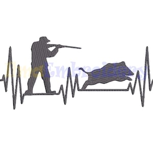 Puede incluir: Silueta gris de un cazador apuntando con un rifle a un jabalí corriendo, sobre una línea de latidos. El diseño es una representación gráfica de la caza, con el cazador y el jabalí de perfil.