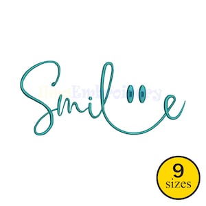 Könnte beinhalten: Türkisfarbenes Wort "Smile" in Schreibschrift mit zwei vertikalen ovalen Formen, die Augen darstellen. Ein gelber Kreis mit dem Text "9 Größen" befindet sich unten rechts. Der Hintergrund ist weiß.