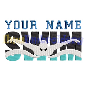 Könnte beinhalten: Ein schwarzes und blaues Stickmuster mit dem Wort "SWIM" in großen Buchstaben. Ein Schwimmer ist in einer weißen Silhouette dargestellt, der Freistil schwimmt. Der Text "YOUR NAME" erscheint über dem Wort "SWIM".
