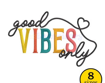 Può includere: Un design ricamato colorato con la scritta "good vibes only". La parola "vibes" è in giallo, arancione, turchese e rosa. Il testo è in un carattere fantasioso, con un cuore nero e il numero 8 in un cerchio giallo.